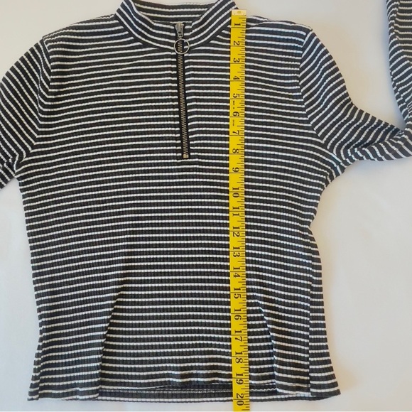 Hollister Ribbed Zip Front Long Sleeve Striped Slim Fit Top Black White Large - Picture 11 of 11